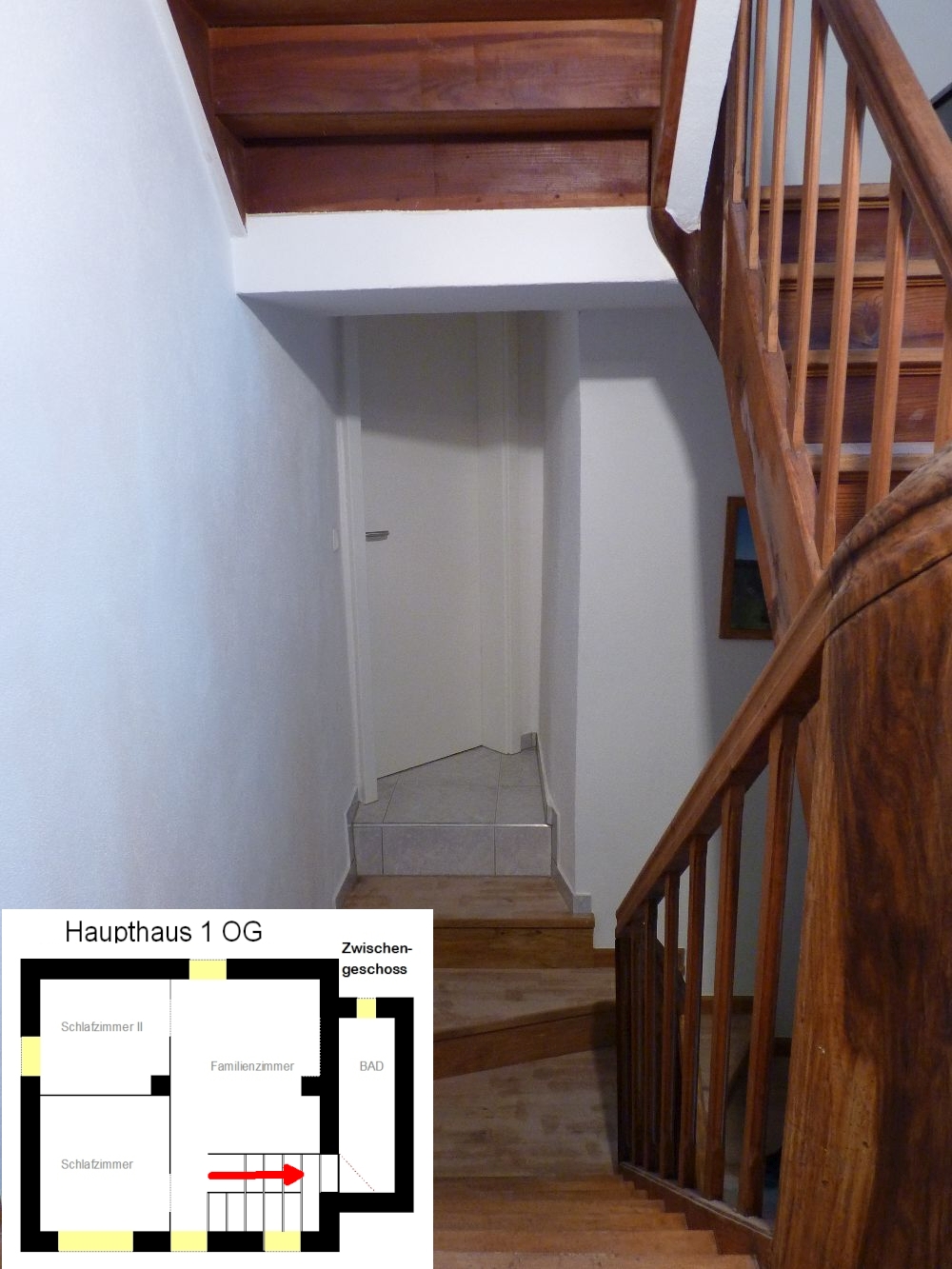 Das Treppenhaus mit Zugang zum Badezimmer 