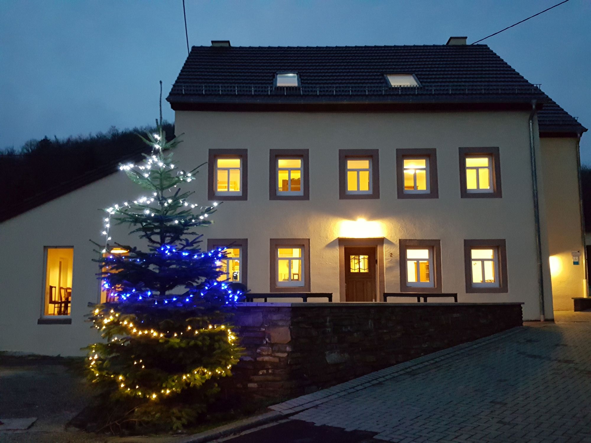 Eifel Landhaus im Dezember mit Weihnachtsbaum